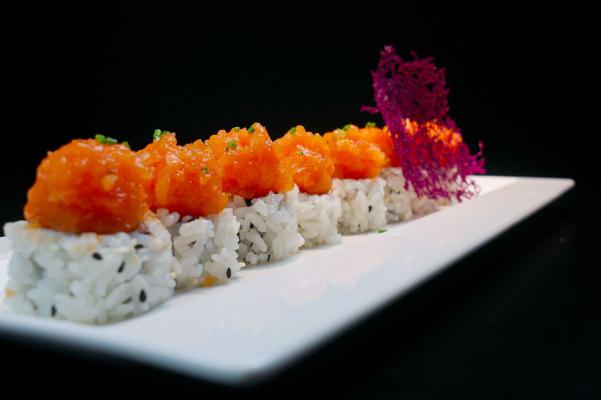 URAMAKI--SPICY-SALMON-PLUS-3.jpg